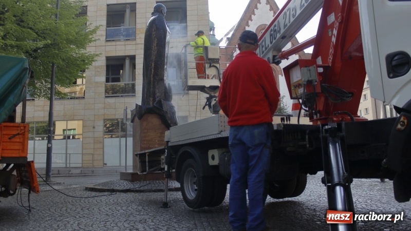 Zdjęcie w galerii na portalu naszraciborz.pl: Wiosenne mycie pomnika arcybiskupa Gawliny wiadomości z regionu