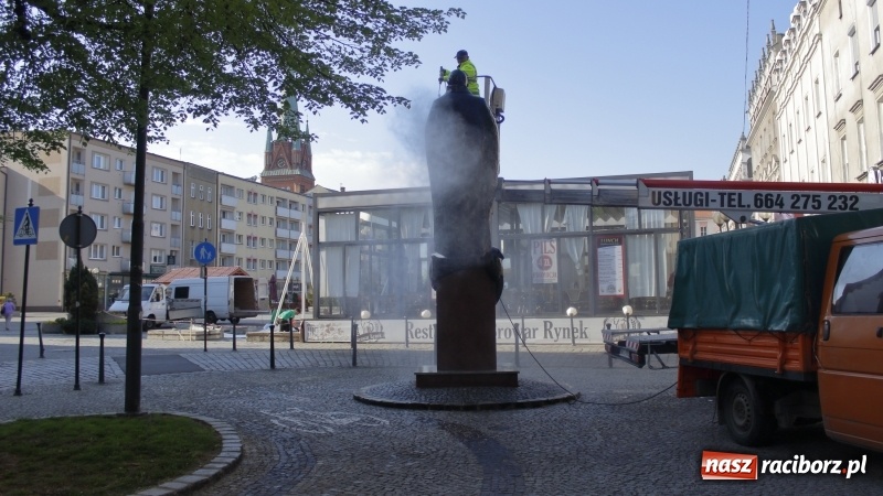 Zdjęcie w galerii na portalu naszraciborz.pl: Wiosenne mycie pomnika arcybiskupa Gawliny wiadomości z regionu