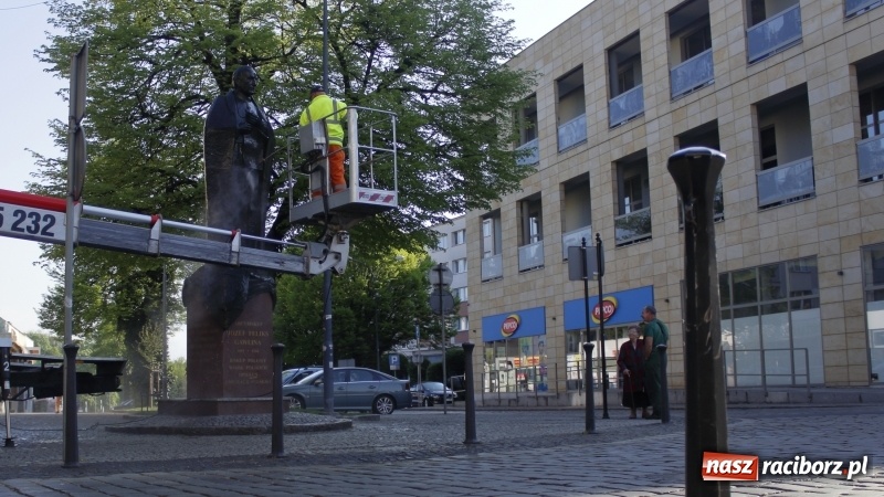 Zdjęcie w galerii na portalu naszraciborz.pl: Wiosenne mycie pomnika arcybiskupa Gawliny wiadomości z regionu