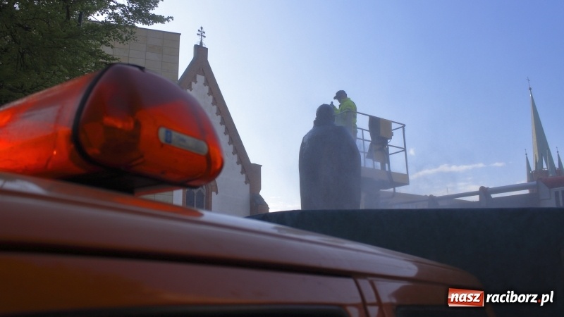 Zdjęcie w galerii na portalu naszraciborz.pl: Wiosenne mycie pomnika arcybiskupa Gawliny wiadomości z regionu