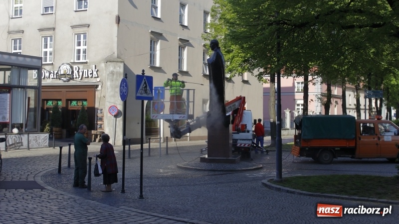 Zdjęcie w galerii na portalu naszraciborz.pl: Wiosenne mycie pomnika arcybiskupa Gawliny wiadomości z regionu