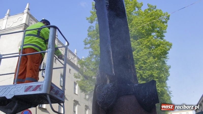 Zdjęcie w galerii na portalu naszraciborz.pl: Wiosenne mycie pomnika arcybiskupa Gawliny wiadomości z regionu