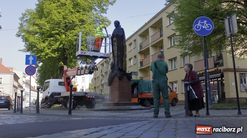 Zdjęcie w galerii na portalu naszraciborz.pl: Wiosenne mycie pomnika arcybiskupa Gawliny wiadomości z regionu