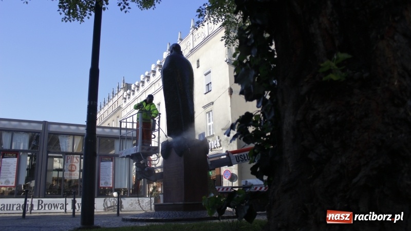 Zdjęcie w galerii na portalu naszraciborz.pl: Wiosenne mycie pomnika arcybiskupa Gawliny wiadomości z regionu