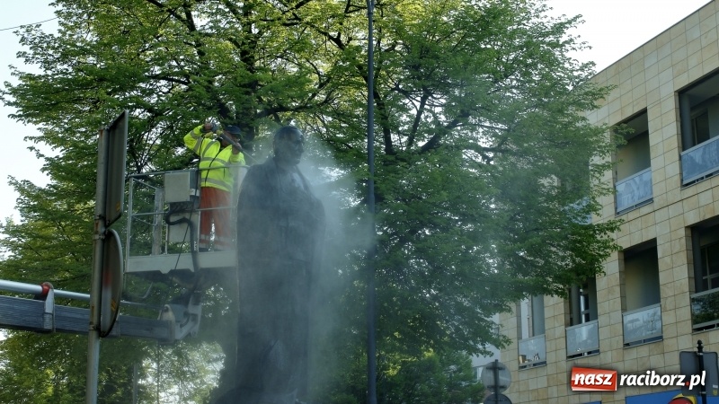 Zdjęcie w galerii na portalu naszraciborz.pl: Wiosenne mycie pomnika arcybiskupa Gawliny wiadomości z regionu
