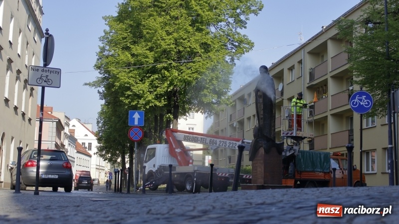 Zdjęcie w galerii na portalu naszraciborz.pl: Wiosenne mycie pomnika arcybiskupa Gawliny wiadomości z regionu