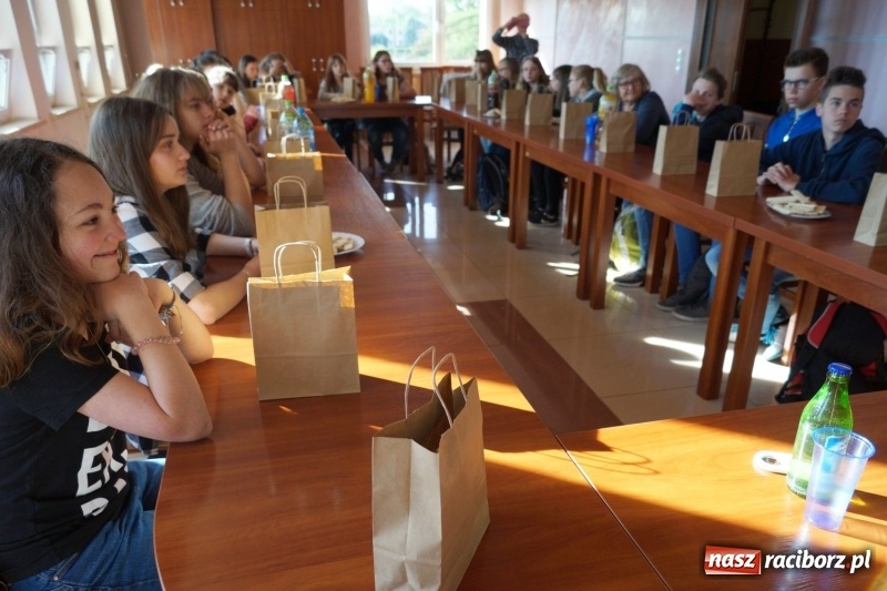 Zdjęcie w galerii na portalu naszraciborz.pl: Koledzy z Niemiec z wizytą u uczniów w Nędzy. Odwiedzili urząd gminy  wiadomości z regionu