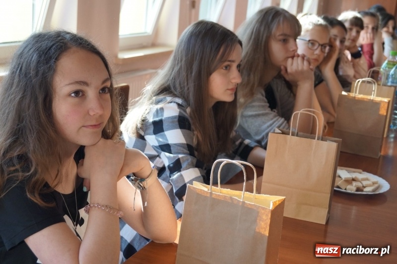 Zdjęcie w galerii na portalu naszraciborz.pl: Koledzy z Niemiec z wizytą u uczniów w Nędzy. Odwiedzili urząd gminy  wiadomości z regionu