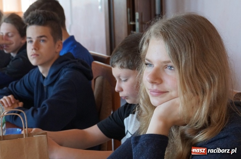 Zdjęcie w galerii na portalu naszraciborz.pl: Koledzy z Niemiec z wizytą u uczniów w Nędzy. Odwiedzili urząd gminy  wiadomości z regionu