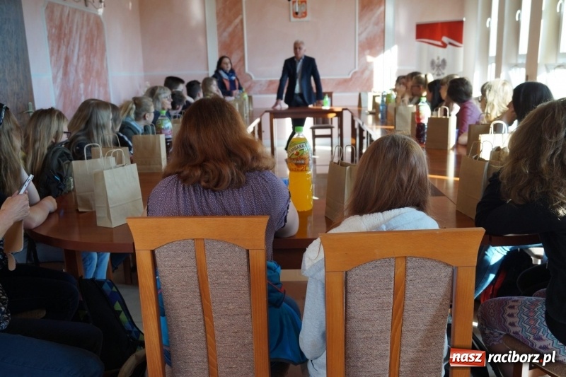 Zdjęcie w galerii na portalu naszraciborz.pl: Koledzy z Niemiec z wizytą u uczniów w Nędzy. Odwiedzili urząd gminy  wiadomości z regionu