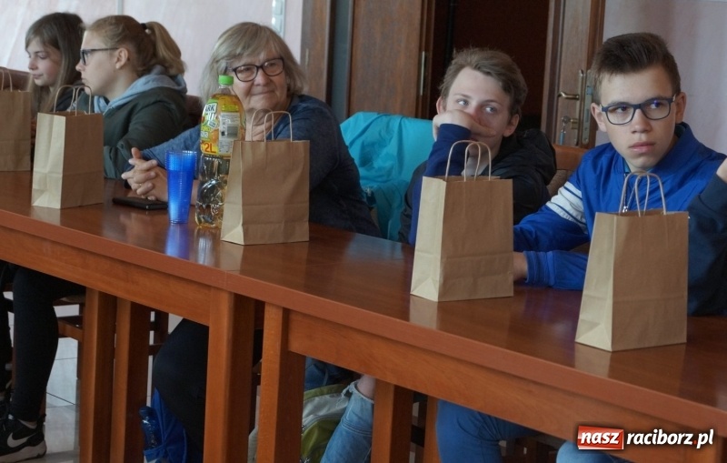 Zdjęcie w galerii na portalu naszraciborz.pl: Koledzy z Niemiec z wizytą u uczniów w Nędzy. Odwiedzili urząd gminy  wiadomości z regionu