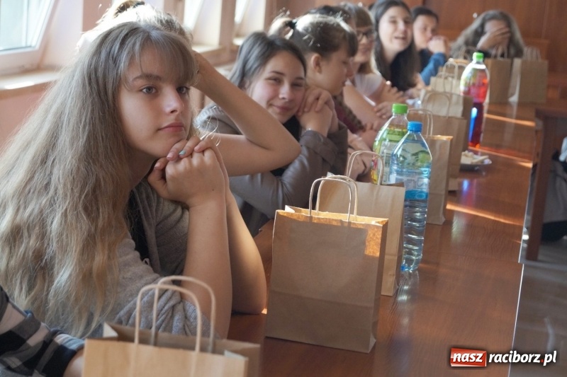 Zdjęcie w galerii na portalu naszraciborz.pl: Koledzy z Niemiec z wizytą u uczniów w Nędzy. Odwiedzili urząd gminy  wiadomości z regionu