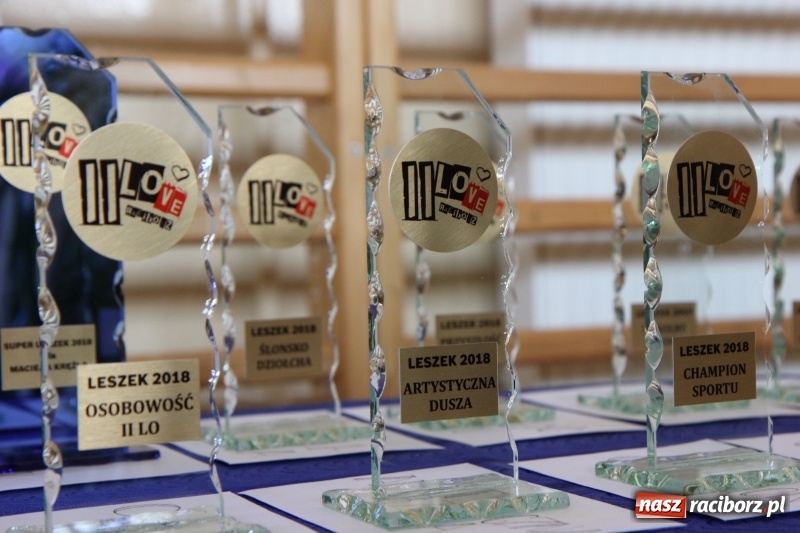 Zdjęcie w galerii na portalu naszraciborz.pl: Maturzyści z II LO pożegnali swoją szkołę wiadomości z regionu