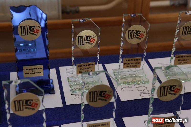 Zdjęcie w galerii na portalu naszraciborz.pl: Maturzyści z II LO pożegnali swoją szkołę wiadomości z regionu