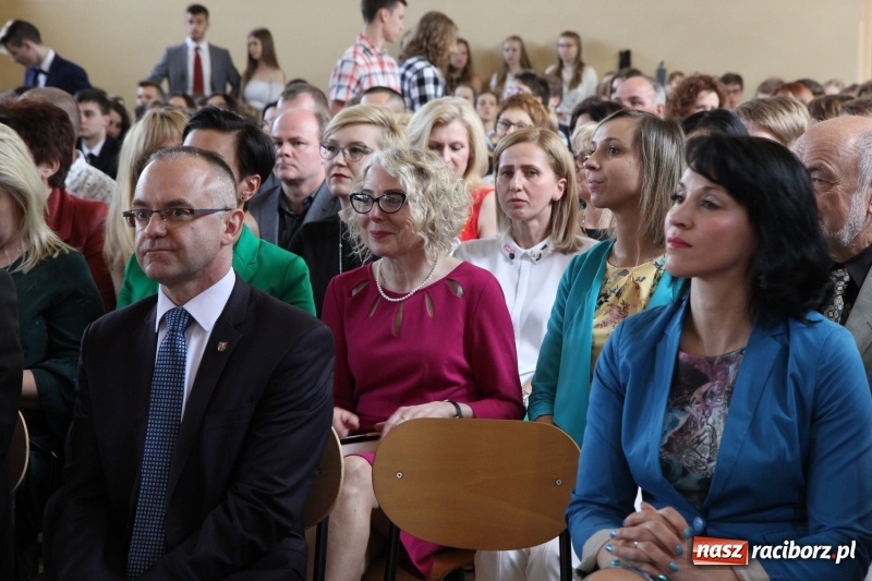 Zdjęcie w galerii na portalu naszraciborz.pl: Maturzyści z II LO pożegnali swoją szkołę wiadomości z regionu