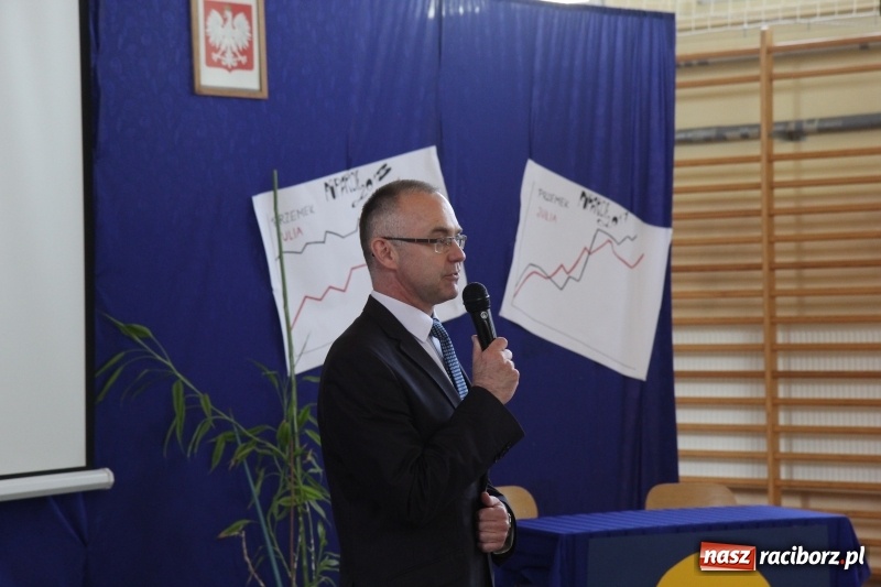 Zdjęcie w galerii na portalu naszraciborz.pl: Maturzyści z II LO pożegnali swoją szkołę wiadomości z regionu