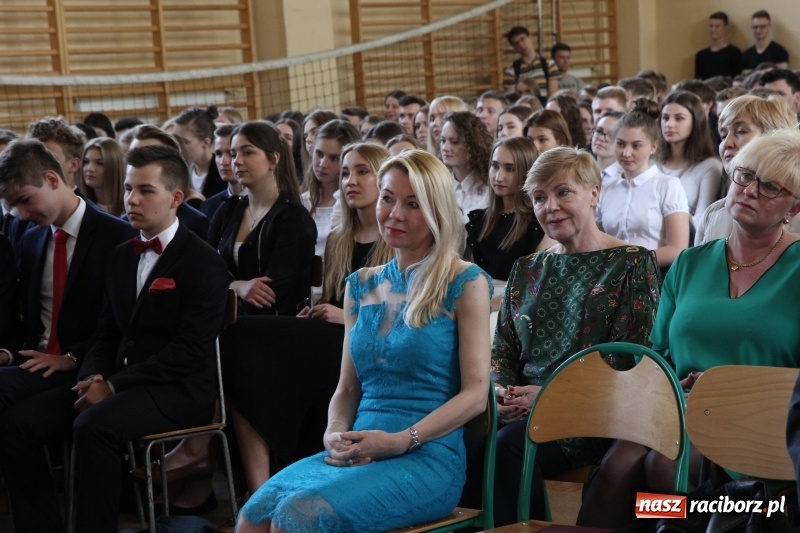 Zdjęcie w galerii na portalu naszraciborz.pl: Maturzyści z II LO pożegnali swoją szkołę wiadomości z regionu