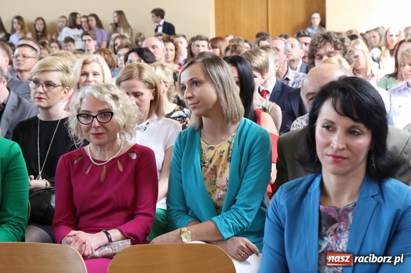 Zdjęcie w galerii na portalu naszraciborz.pl: Maturzyści z II LO pożegnali swoją szkołę wiadomości z regionu