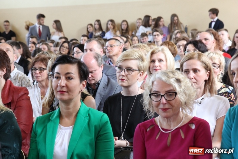 Zdjęcie w galerii na portalu naszraciborz.pl: Maturzyści z II LO pożegnali swoją szkołę wiadomości z regionu
