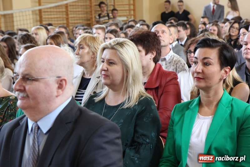Zdjęcie w galerii na portalu naszraciborz.pl: Maturzyści z II LO pożegnali swoją szkołę wiadomości z regionu