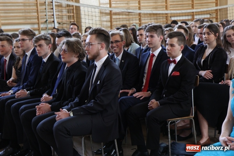 Zdjęcie w galerii na portalu naszraciborz.pl: Maturzyści z II LO pożegnali swoją szkołę wiadomości z regionu