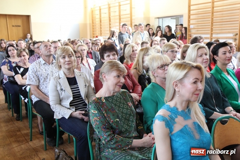 Zdjęcie w galerii na portalu naszraciborz.pl: Maturzyści z II LO pożegnali swoją szkołę wiadomości z regionu