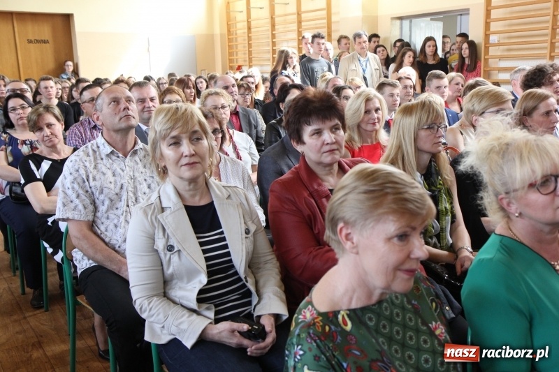 Zdjęcie w galerii na portalu naszraciborz.pl: Maturzyści z II LO pożegnali swoją szkołę wiadomości z regionu