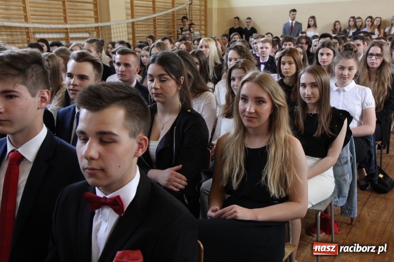 Zdjęcie w galerii na portalu naszraciborz.pl: Maturzyści z II LO pożegnali swoją szkołę wiadomości z regionu
