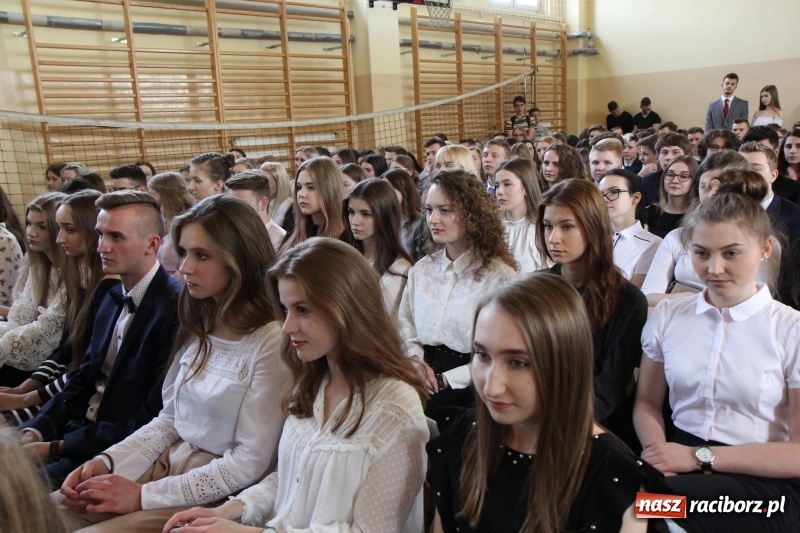 Zdjęcie w galerii na portalu naszraciborz.pl: Maturzyści z II LO pożegnali swoją szkołę wiadomości z regionu
