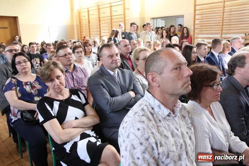 Zdjęcie w galerii na portalu naszraciborz.pl: Maturzyści z II LO pożegnali swoją szkołę wiadomości z regionu