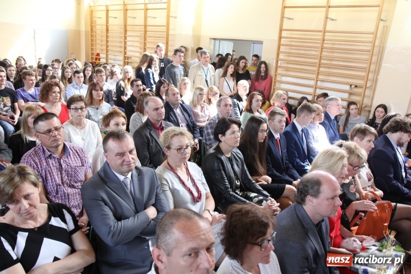 Zdjęcie w galerii na portalu naszraciborz.pl: Maturzyści z II LO pożegnali swoją szkołę wiadomości z regionu