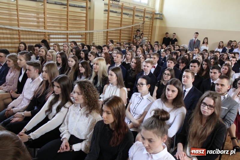 Zdjęcie w galerii na portalu naszraciborz.pl: Maturzyści z II LO pożegnali swoją szkołę wiadomości z regionu