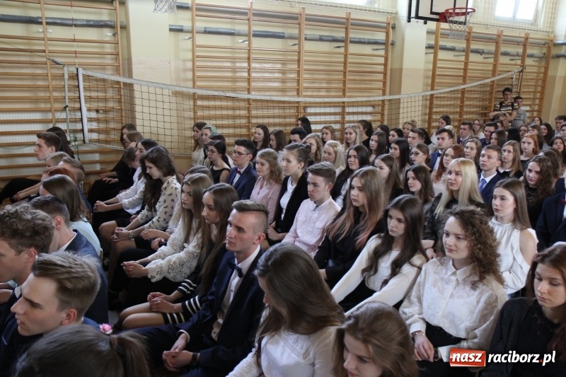 Zdjęcie w galerii na portalu naszraciborz.pl: Maturzyści z II LO pożegnali swoją szkołę wiadomości z regionu