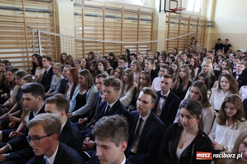 Zdjęcie w galerii na portalu naszraciborz.pl: Maturzyści z II LO pożegnali swoją szkołę wiadomości z regionu