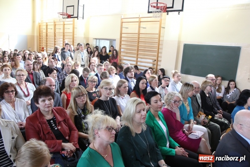 Zdjęcie w galerii na portalu naszraciborz.pl: Maturzyści z II LO pożegnali swoją szkołę wiadomości z regionu