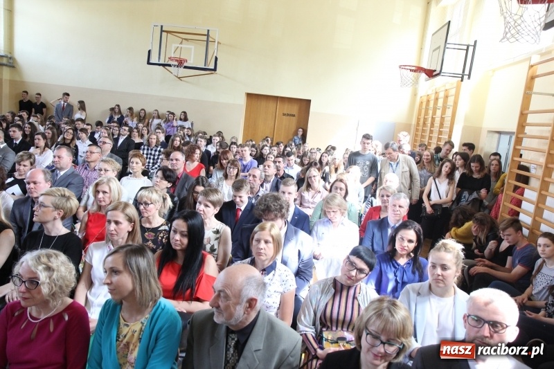 Zdjęcie w galerii na portalu naszraciborz.pl: Maturzyści z II LO pożegnali swoją szkołę wiadomości z regionu