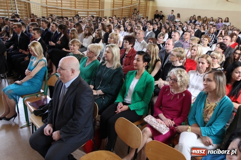 Zdjęcie w galerii na portalu naszraciborz.pl: Maturzyści z II LO pożegnali swoją szkołę wiadomości z regionu
