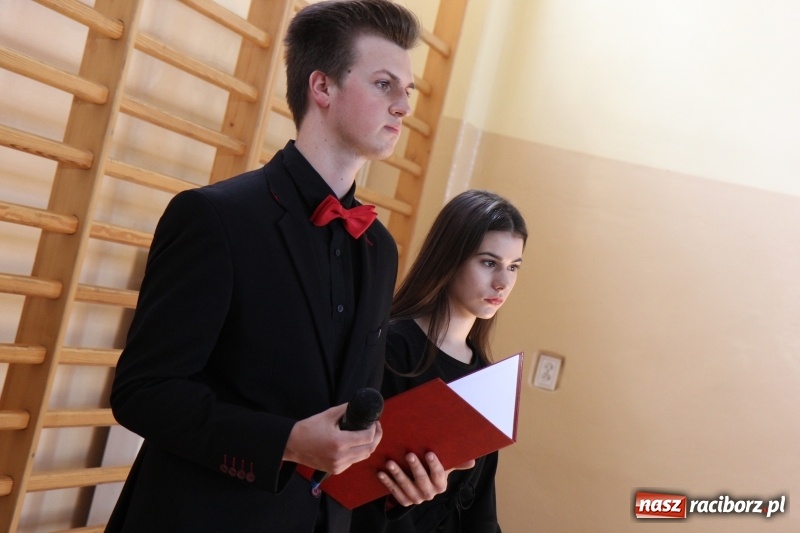 Zdjęcie w galerii na portalu naszraciborz.pl: Maturzyści z II LO pożegnali swoją szkołę wiadomości z regionu