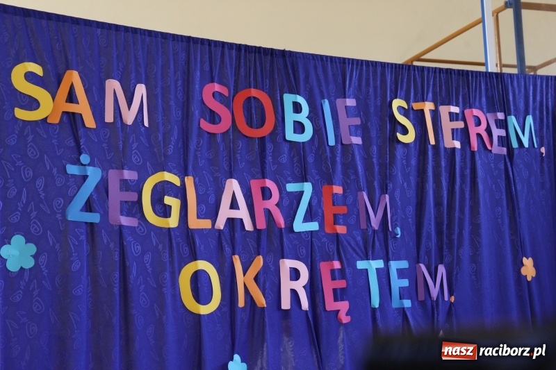 Zdjęcie w galerii na portalu naszraciborz.pl: Maturzyści z II LO pożegnali swoją szkołę wiadomości z regionu