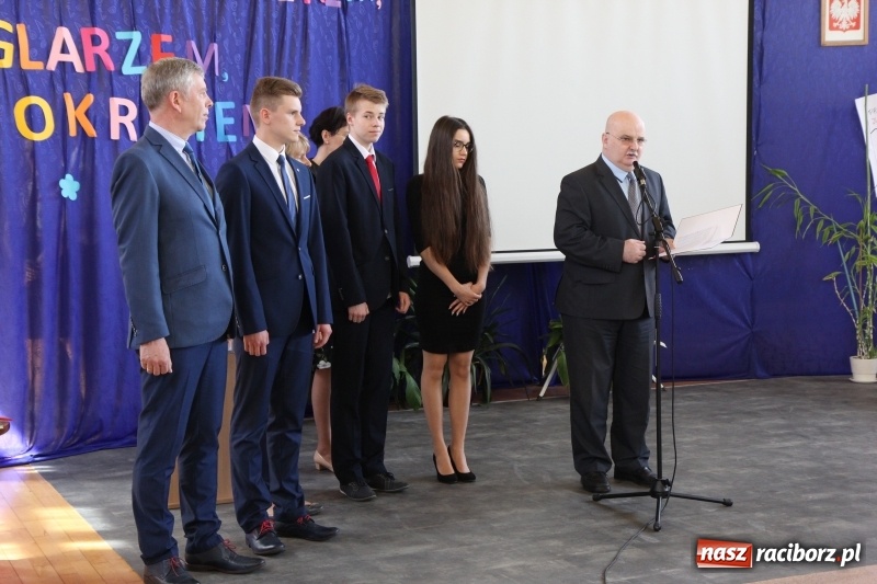 Zdjęcie w galerii na portalu naszraciborz.pl: Maturzyści z II LO pożegnali swoją szkołę wiadomości z regionu