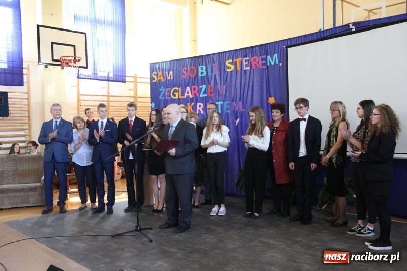 Zdjęcie w galerii na portalu naszraciborz.pl: Maturzyści z II LO pożegnali swoją szkołę wiadomości z regionu