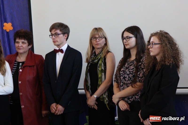 Zdjęcie w galerii na portalu naszraciborz.pl: Maturzyści z II LO pożegnali swoją szkołę wiadomości z regionu