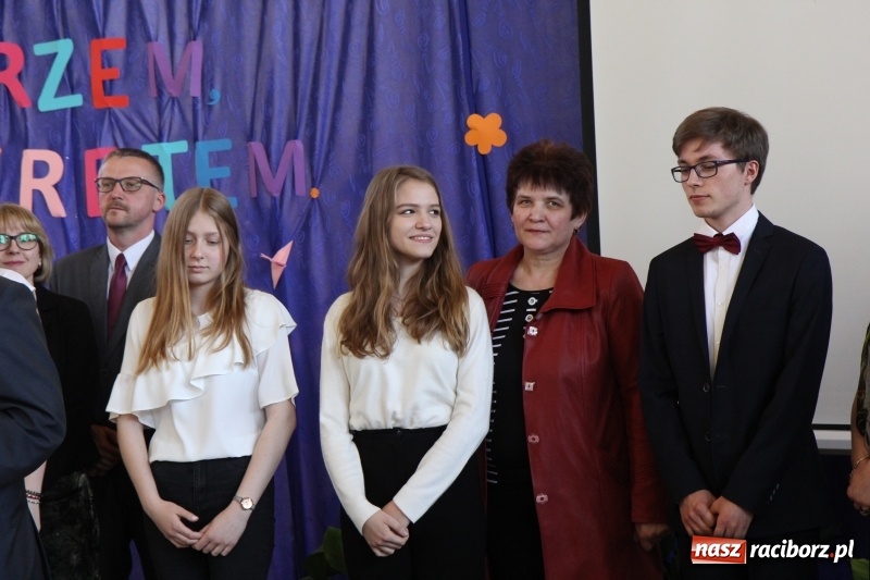 Zdjęcie w galerii na portalu naszraciborz.pl: Maturzyści z II LO pożegnali swoją szkołę wiadomości z regionu