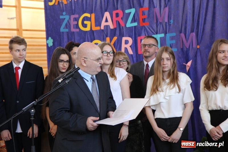Zdjęcie w galerii na portalu naszraciborz.pl: Maturzyści z II LO pożegnali swoją szkołę wiadomości z regionu