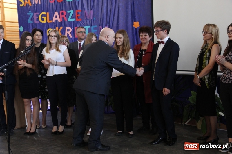 Zdjęcie w galerii na portalu naszraciborz.pl: Maturzyści z II LO pożegnali swoją szkołę wiadomości z regionu
