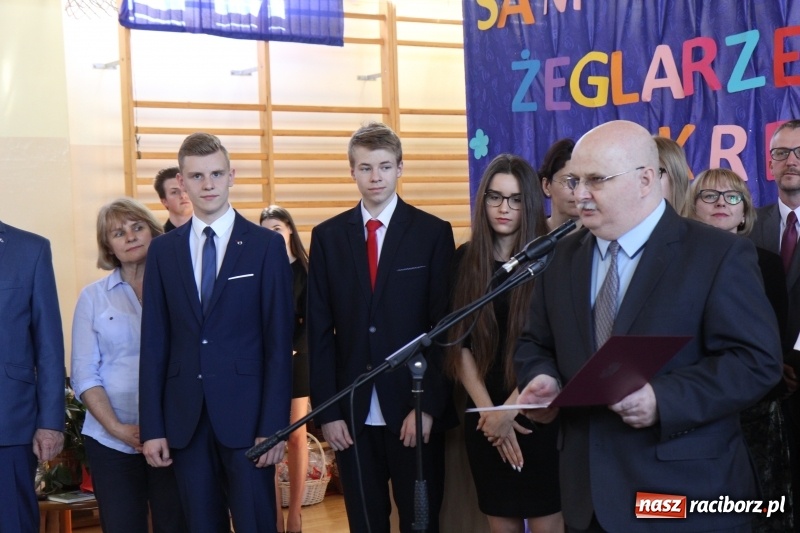Zdjęcie w galerii na portalu naszraciborz.pl: Maturzyści z II LO pożegnali swoją szkołę wiadomości z regionu