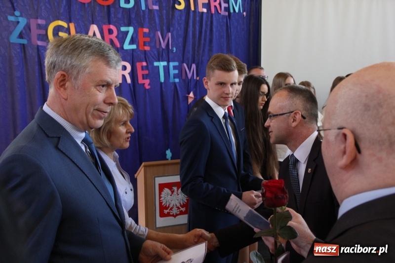 Zdjęcie w galerii na portalu naszraciborz.pl: Maturzyści z II LO pożegnali swoją szkołę wiadomości z regionu