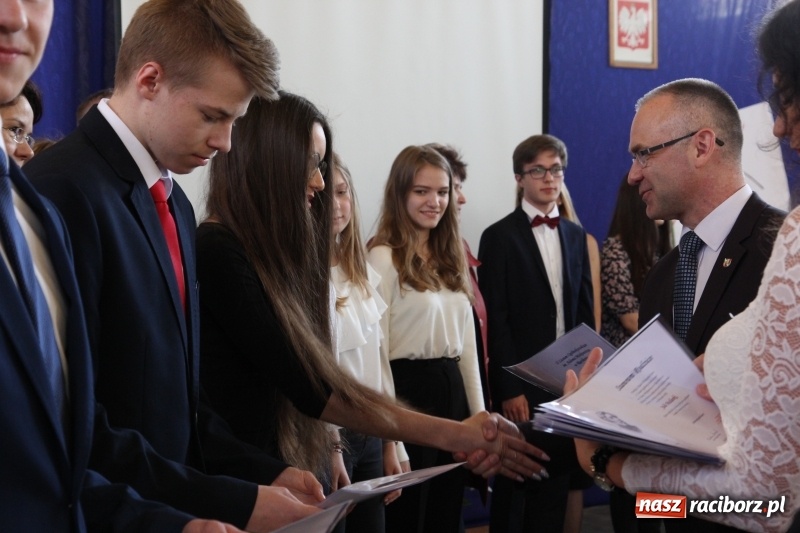 Zdjęcie w galerii na portalu naszraciborz.pl: Maturzyści z II LO pożegnali swoją szkołę wiadomości z regionu