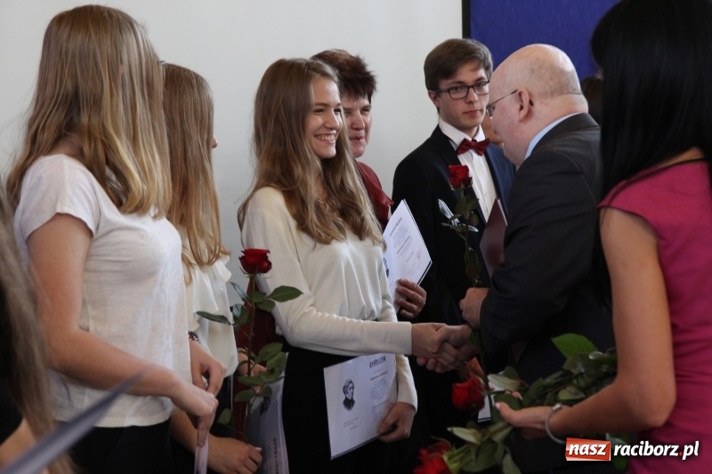 Zdjęcie w galerii na portalu naszraciborz.pl: Maturzyści z II LO pożegnali swoją szkołę wiadomości z regionu