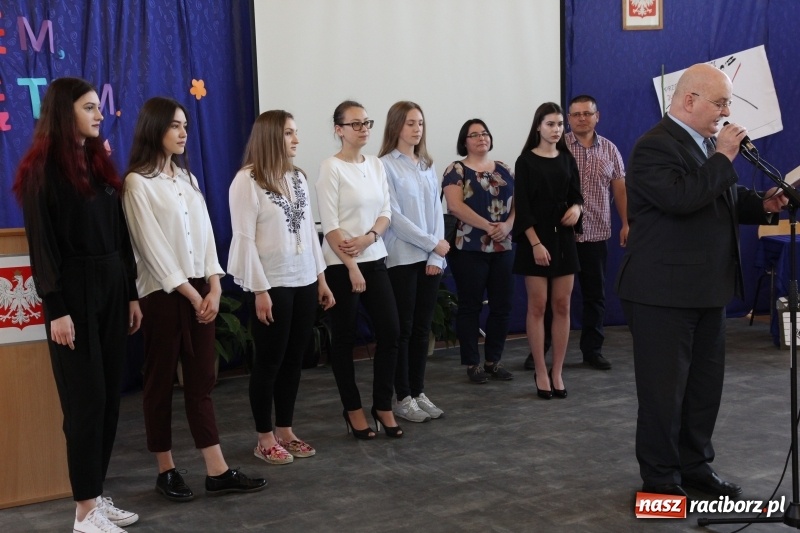 Zdjęcie w galerii na portalu naszraciborz.pl: Maturzyści z II LO pożegnali swoją szkołę wiadomości z regionu